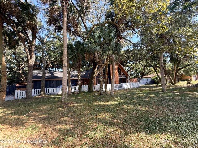 951 Pembroke Avenue NE, Palm Bay, FL 32907
