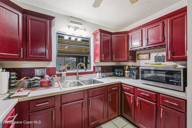 951 Pembroke Avenue NE, Palm Bay, FL 32907