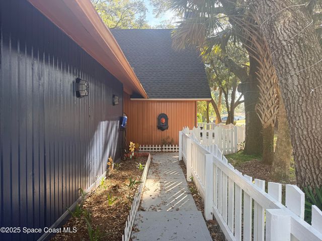 951 Pembroke Avenue NE, Palm Bay, FL 32907