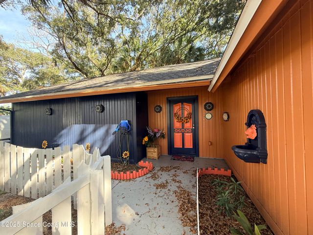 951 Pembroke Avenue NE, Palm Bay, FL 32907