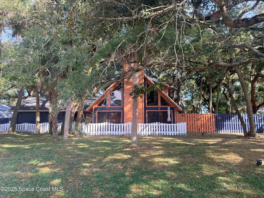 951 Pembroke Avenue NE, Palm Bay, FL 32907