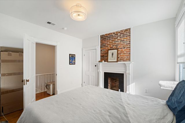 1012 W BEVERLEY ST, Staunton, VA 24401