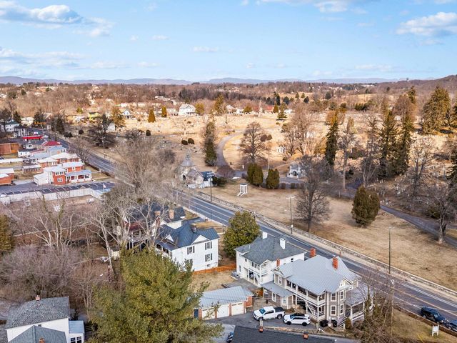 1012 W BEVERLEY ST, Staunton, VA 24401