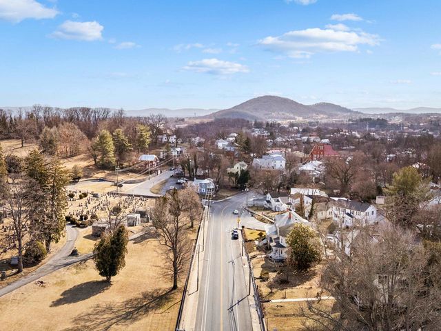 1012 W BEVERLEY ST, Staunton, VA 24401