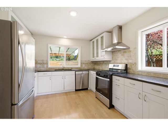 5019 Sw SWEENEY St, Portland, OR 97221