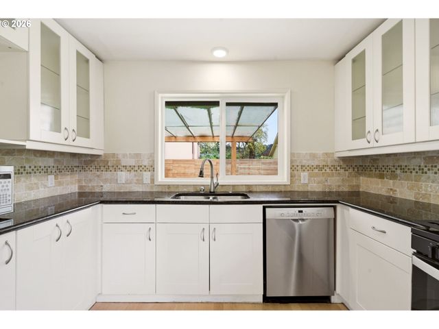 5019 Sw SWEENEY St, Portland, OR 97221