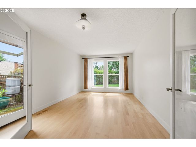 5019 Sw SWEENEY St, Portland, OR 97221