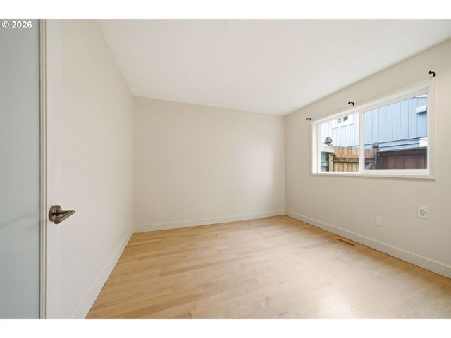 5019 Sw SWEENEY St, Portland, OR 97221