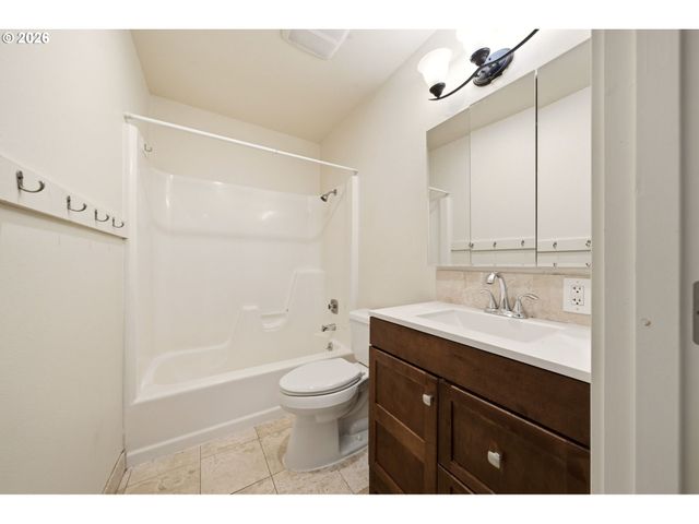 5019 Sw SWEENEY St, Portland, OR 97221