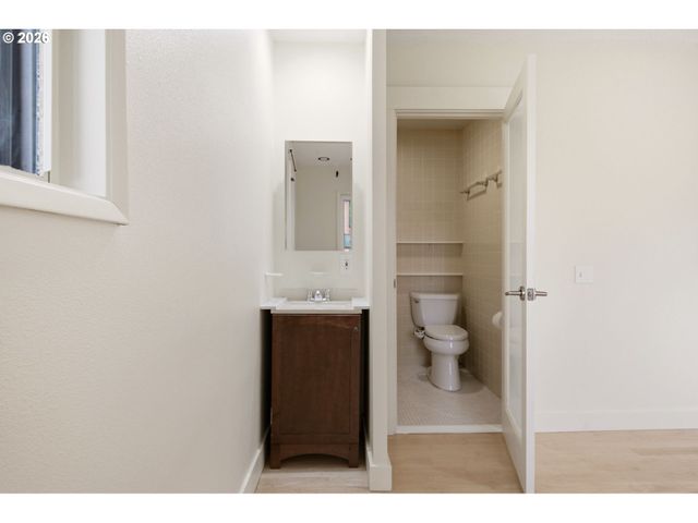 5019 Sw SWEENEY St, Portland, OR 97221