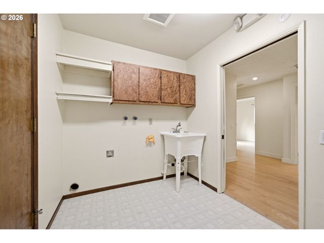 5019 Sw SWEENEY St, Portland, OR 97221