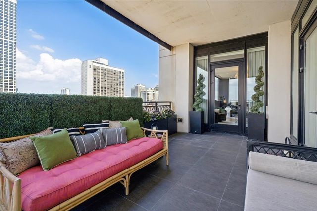 9 W Walton Street 2202, Chicago, IL 60610