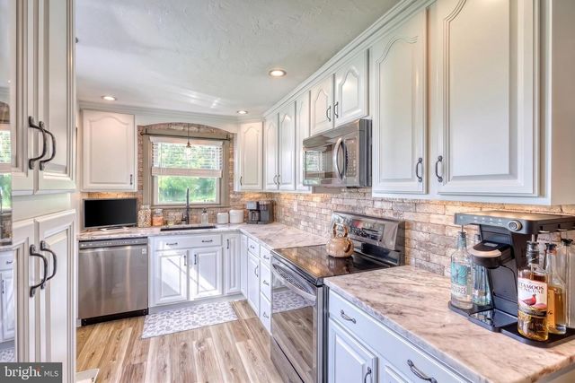 2415 CLEARVIEW LN, Spring Grove, PA 17362