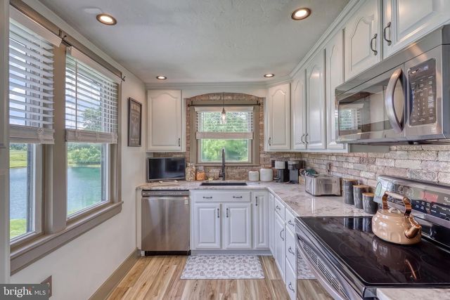 2415 CLEARVIEW LN, Spring Grove, PA 17362