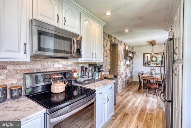 2415 CLEARVIEW LN, Spring Grove, PA 17362