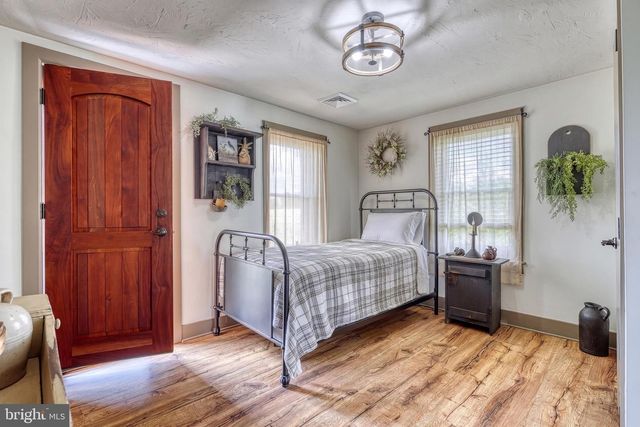 2415 CLEARVIEW LN, Spring Grove, PA 17362