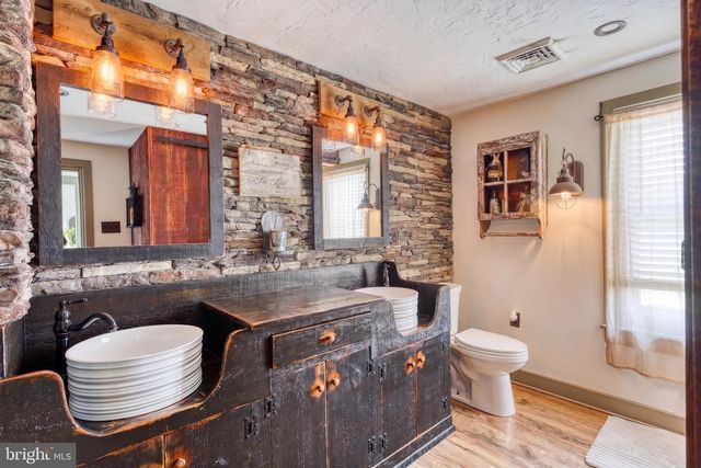 2415 CLEARVIEW LN, Spring Grove, PA 17362