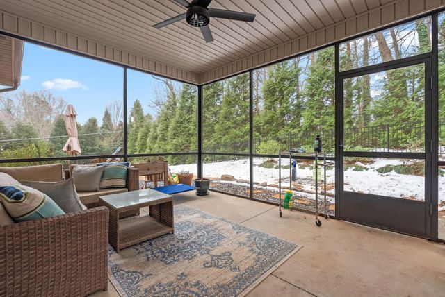 98 Sycamore Ct, Spartanburg, SC 29302