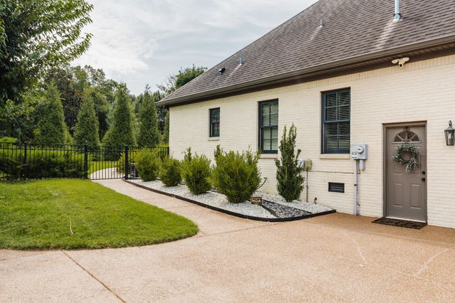 107 Meadowlake Dr, Gallatin, TN 37066
