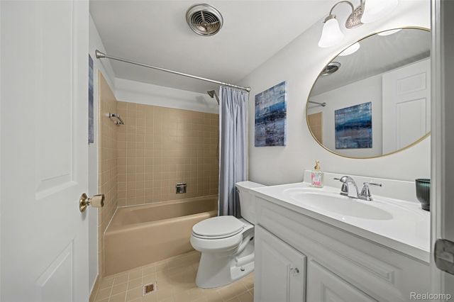 19710 13 Mile Road 107, Beverly Hills Village, MI 48025