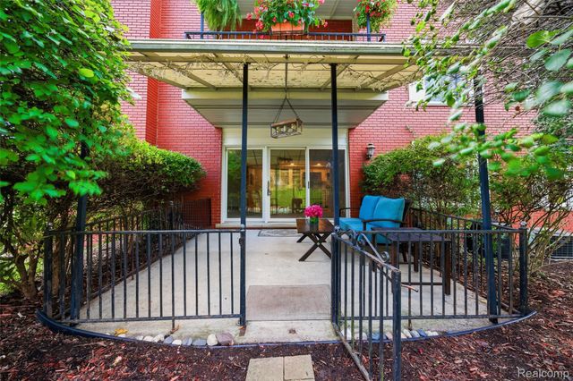 19710 13 Mile Road 107, Beverly Hills Village, MI 48025