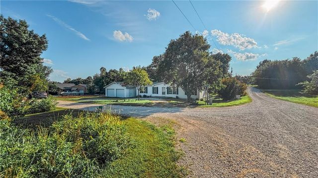 1 Deepwoods Court, Linn Valley, KS 66040