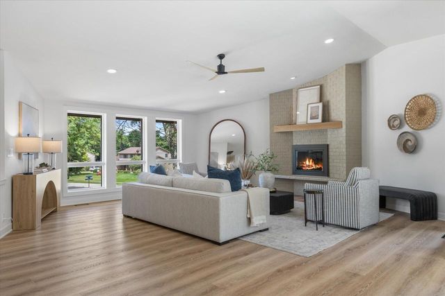 727 Browning CIRCLE, Oconomowoc, WI 53066