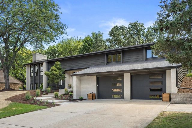 727 Browning CIRCLE, Oconomowoc, WI 53066