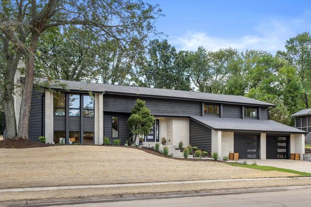 727 Browning CIRCLE, Oconomowoc, WI 53066
