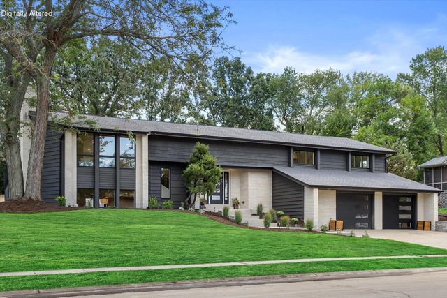 727 Browning CIRCLE, Oconomowoc, WI 53066