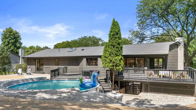 727 Browning CIRCLE, Oconomowoc, WI 53066