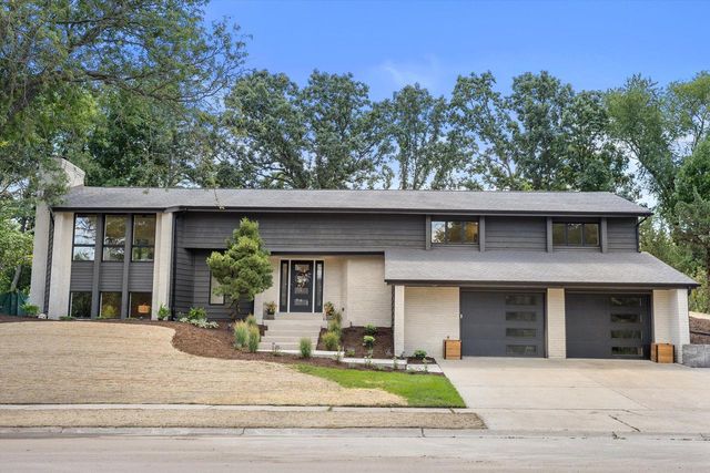 727 Browning CIRCLE, Oconomowoc, WI 53066