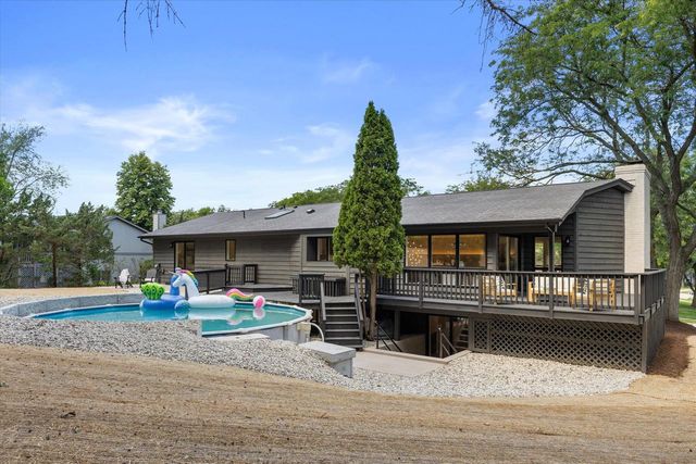 727 Browning CIRCLE, Oconomowoc, WI 53066