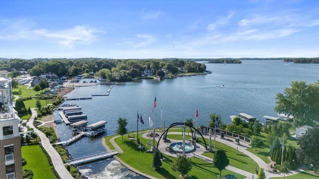 727 Browning CIRCLE, Oconomowoc, WI 53066