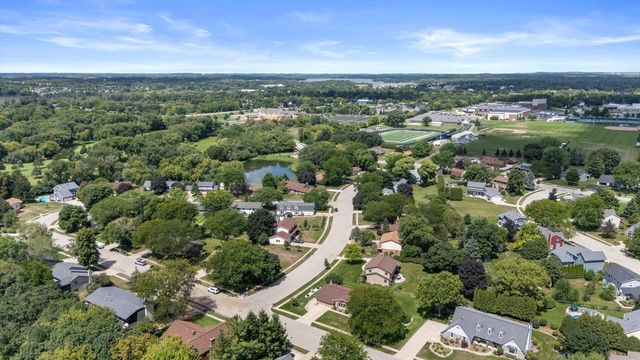 727 Browning CIRCLE, Oconomowoc, WI 53066