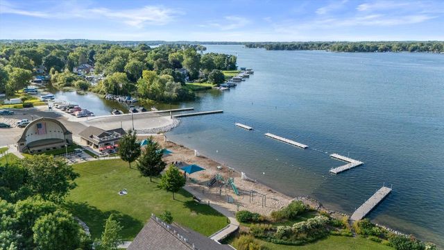 727 Browning CIRCLE, Oconomowoc, WI 53066