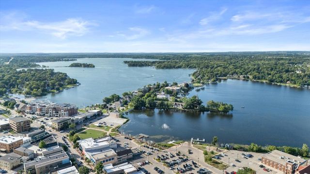 727 Browning CIRCLE, Oconomowoc, WI 53066