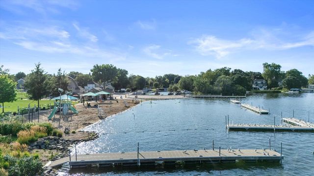 727 Browning CIRCLE, Oconomowoc, WI 53066