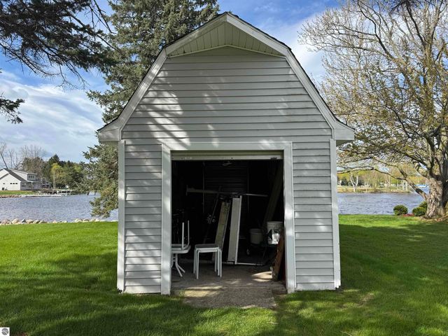 1017 Channel Drive, Lake Isabella, MI 48893
