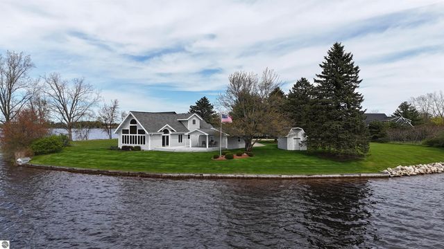 1017 Channel Drive, Lake Isabella, MI 48893