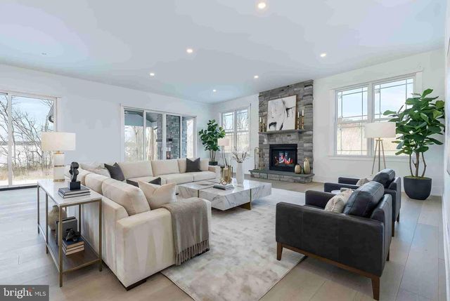 102 RAILROAD AVE, Chalfont, PA 18914