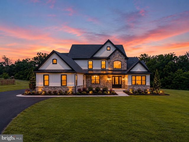 102 RAILROAD AVE, Chalfont, PA 18914