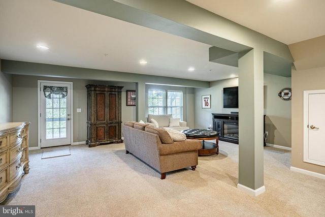 31 HAWKSWELL CIR, Oreland, PA 19075