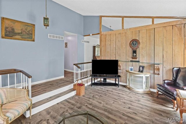 1284 Kew Gardens Drive, Florissant, MO 63031