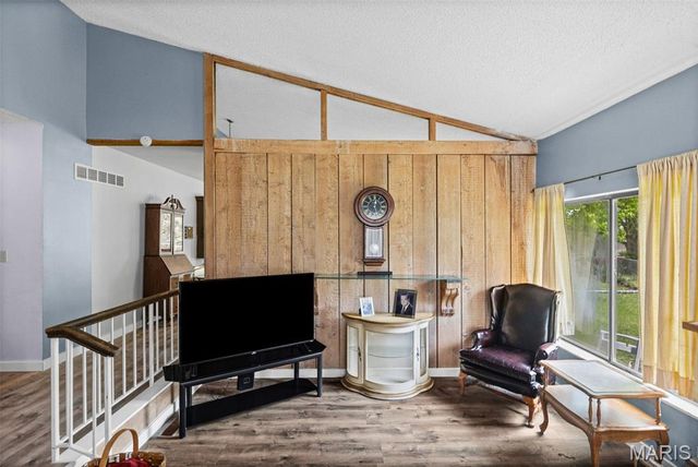 1284 Kew Gardens Drive, Florissant, MO 63031