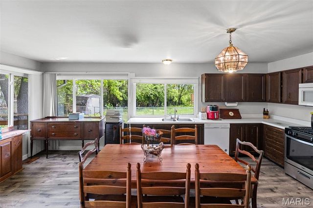 1284 Kew Gardens Drive, Florissant, MO 63031