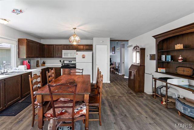 1284 Kew Gardens Drive, Florissant, MO 63031