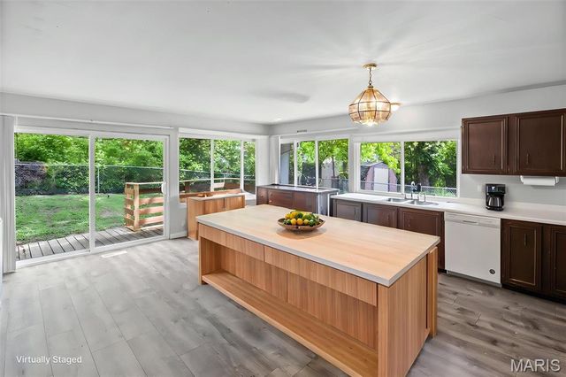 1284 Kew Gardens Drive, Florissant, MO 63031