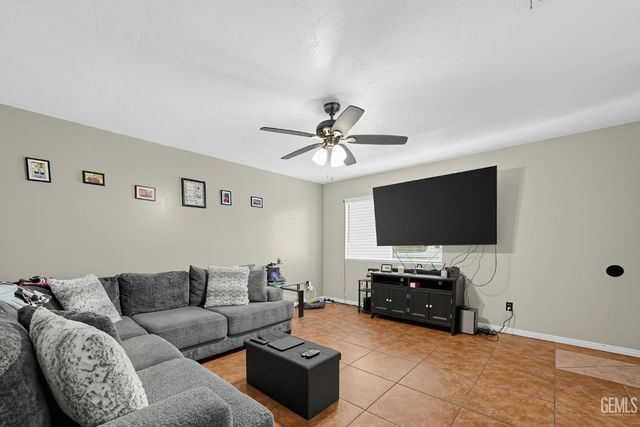 4501 Highland Hills Street, Bakersfield, CA 93308