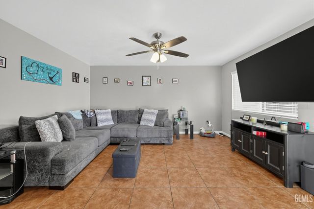 4501 Highland Hills Street, Bakersfield, CA 93308